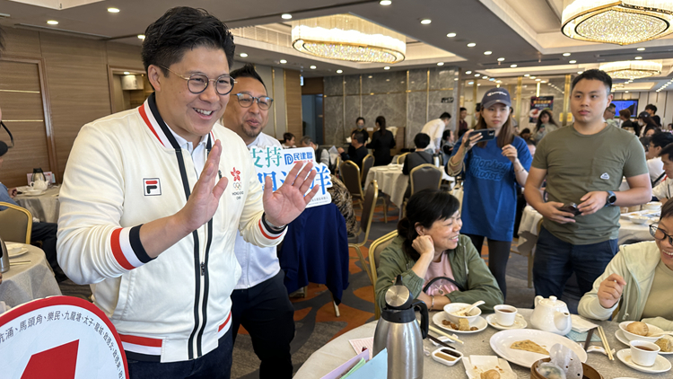 區(qū)議會選舉︱霍啟剛落區(qū)為候選人拉票 被讚能幹為香港出力幹實事