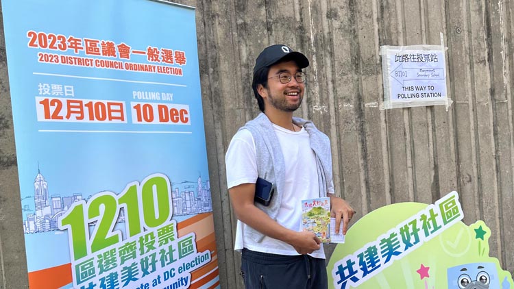 區(qū)議會(huì)選舉｜【圖片新聞】港區(qū)全國(guó)政協(xié)委員鄭志剛投票
