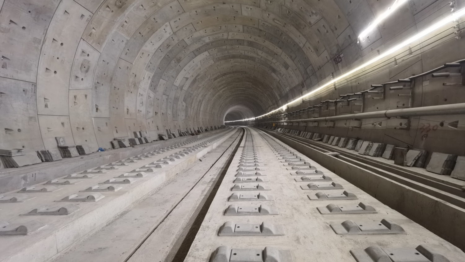 穗莞深城際鐵路琶洲支線無砟軌道工程完成