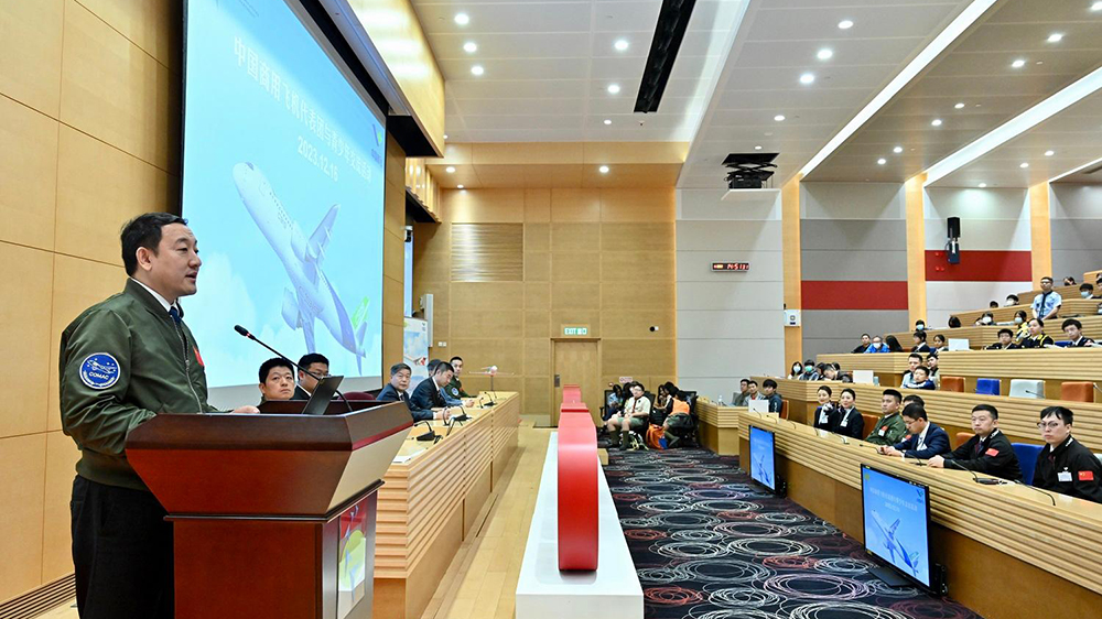 有片｜C919飛越維港 開發(fā)團(tuán)隊與300多名青少年交流