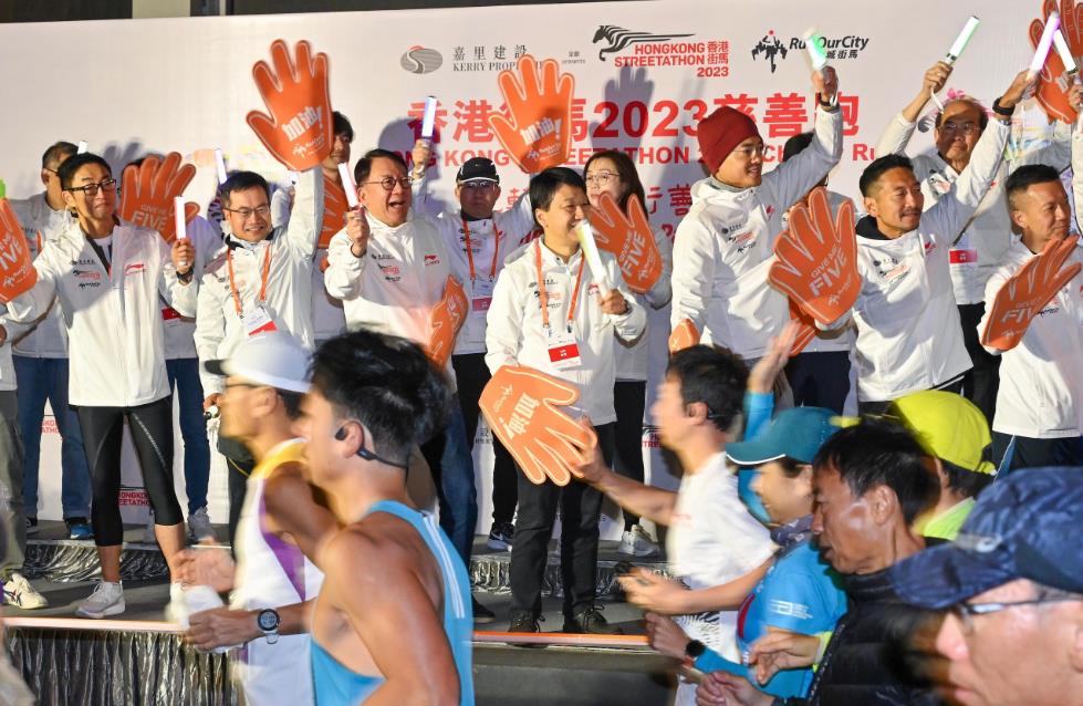 香港街馬疫後首辦約1.9萬(wàn)人參加 陳國(guó)基出席開(kāi)跑典禮為跑手打氣