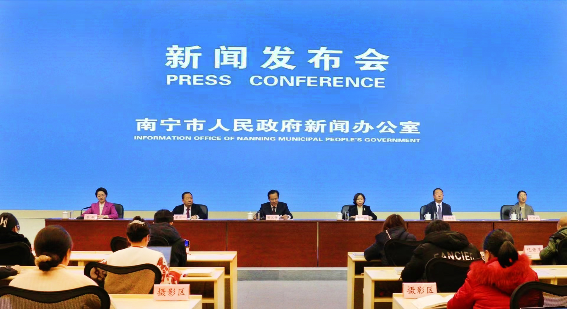 桂南寧出版發(fā)行《南寧通史》 促社會(huì)與文化全面協(xié)調(diào)發(fā)展