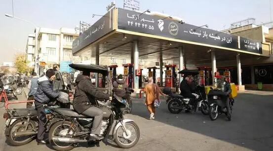 美以發(fā)動(dòng)網(wǎng)絡(luò)攻擊 伊朗石油部長(zhǎng)：伊朗七成加油站癱瘓