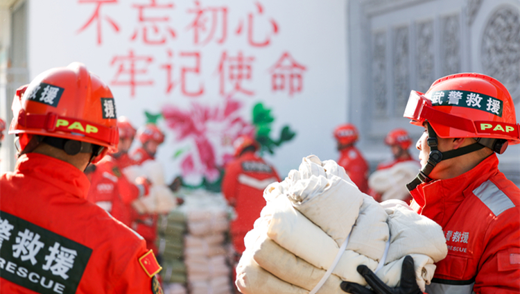 國家防災(zāi)減災(zāi)救災(zāi)委員會辦公室、應(yīng)急管理部協(xié)調(diào)向甘肅青海地震災(zāi)區(qū)調(diào)運(yùn)生活類救災(zāi)物資