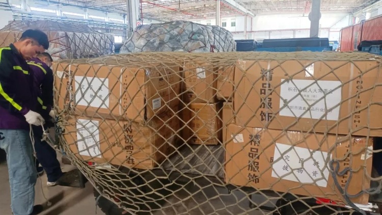 心繫災(zāi)區(qū)！深圳機(jī)場(chǎng)高效保障千餘件防寒衣物發(fā)往甘肅