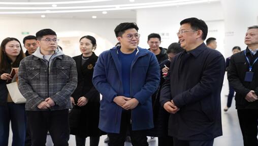 港區(qū)全國(guó)人大代表霍啟剛參觀深圳寶安