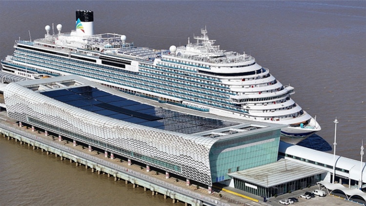 國產(chǎn)首艘大型郵輪啟航 開啟試運(yùn)營航次