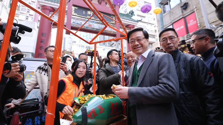 李家超到訪(fǎng)廟街及西九市集 指政府積極帶動(dòng)香港活起來(lái)動(dòng)起來(lái)