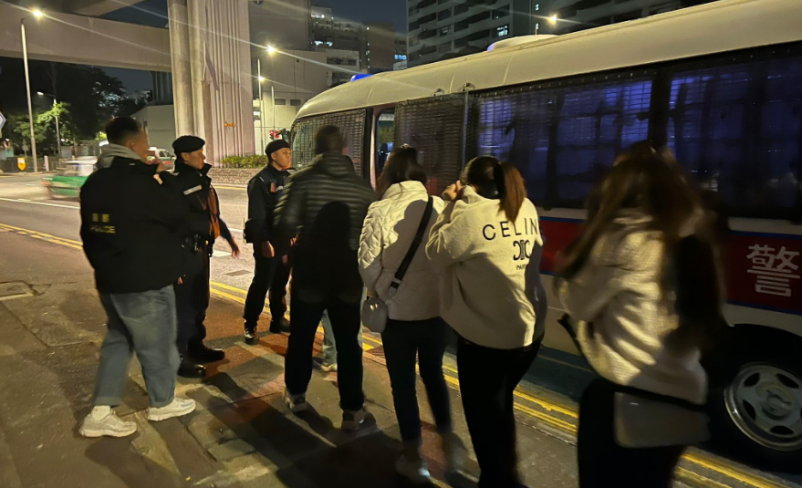 警搗破元朗無(wú)牌酒吧 拘46男女檢近400支啤酒