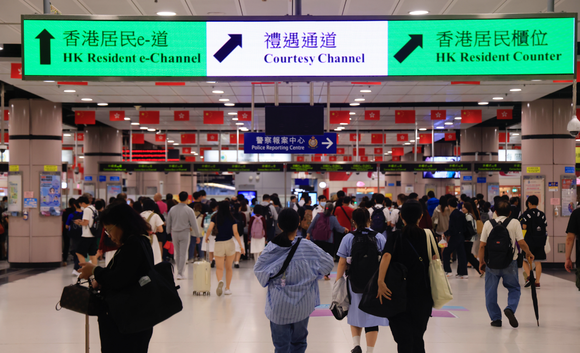 聖誕節(jié)假期第二日 逾104萬人次出入境
