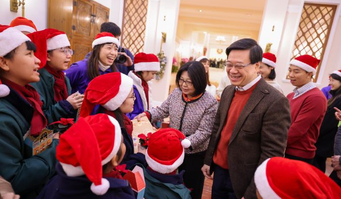有片丨李家超邀學生到禮賓府歡度佳節(jié) 同建關(guān)愛共融聖誕氣氛