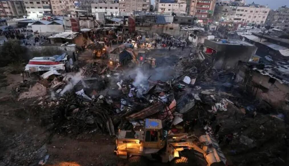 以軍空襲加沙地帶中部難民營(yíng)造成至少70人死亡  