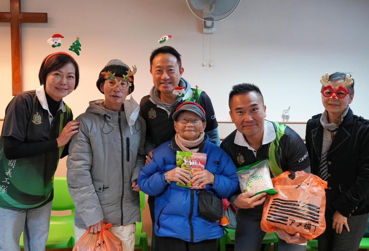海關(guān)義工隊(duì)節(jié)日探訪長(zhǎng)者 派發(fā)捐贈(zèng)物資