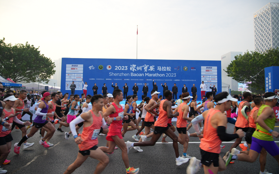 有片丨2萬名選手奔跑迎新年！2023深圳寶安馬拉松燃情開跑