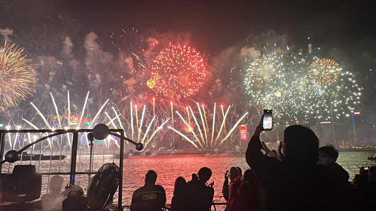 有片｜逾47.9萬(wàn)人維港跨年賞煙花 祈願(yuàn)2024越來(lái)越好