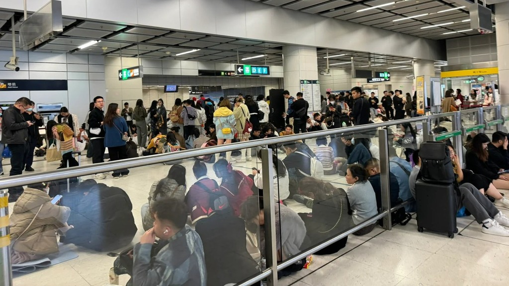 除夕夜大批旅客滯留 運(yùn)輸署：研優(yōu)化通關(guān)安排