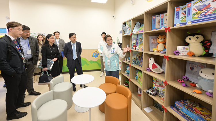 扶貧委員會(huì)參觀深水埗社區(qū)客廳 聽取孫玉菡匯報(bào)扶貧項(xiàng)目進(jìn)展