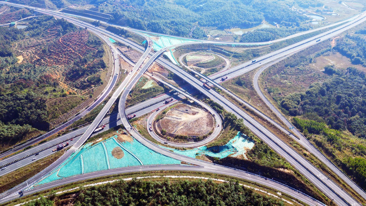 實(shí)現(xiàn)互聯(lián)互通！廣東廣連高速公路小灣樞紐建成通車(chē)
