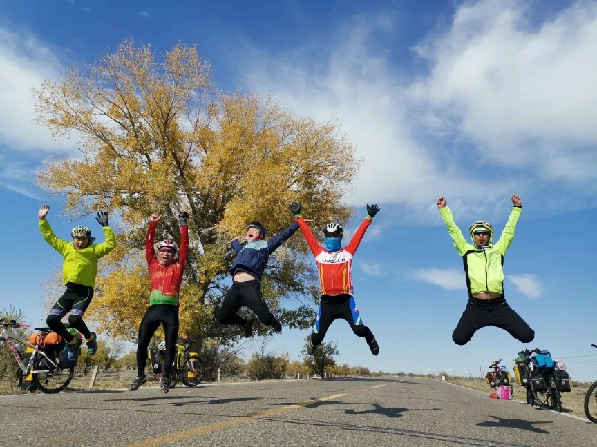深圳平湖歡迎劉永忠等20餘人環(huán)騎中國(guó)凱旋歸來(lái)