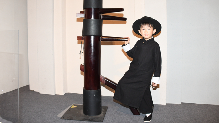 有片｜ 四歲「小葉問(wèn)」萌萌噠睇《詠春》