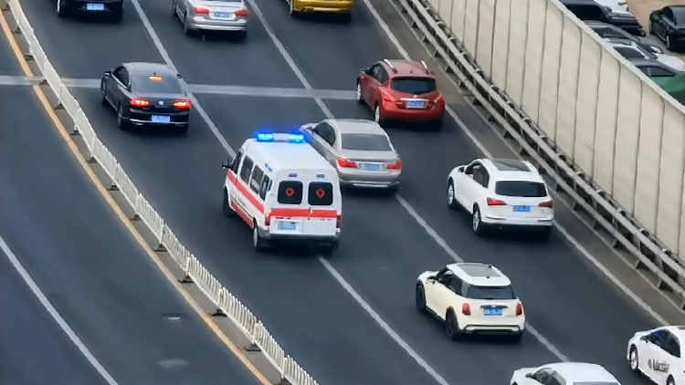 一年有4047輛車主動避讓救護車！深圳「無憂避讓」機制讓車主「願意讓、放心讓」