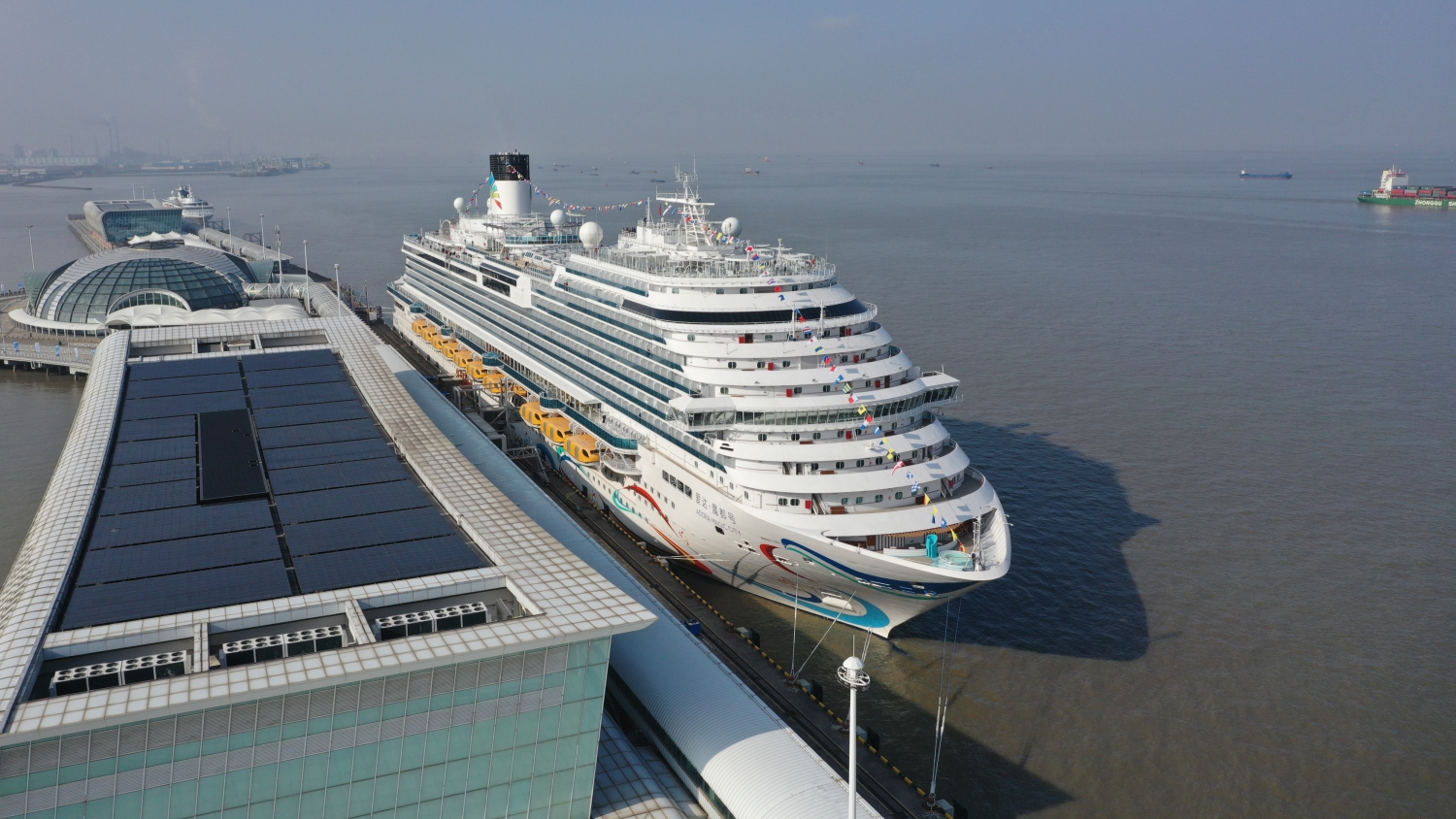 國產(chǎn)首艘大型郵輪「愛達(dá)·魔都號」完成首航