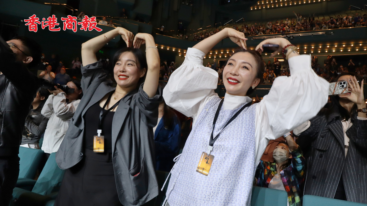 有片｜舞劇《詠春》在港大熱 觀眾高聲齊呼「好看」 總編導(dǎo)韓真周莉亞現(xiàn)場(chǎng)「比心」