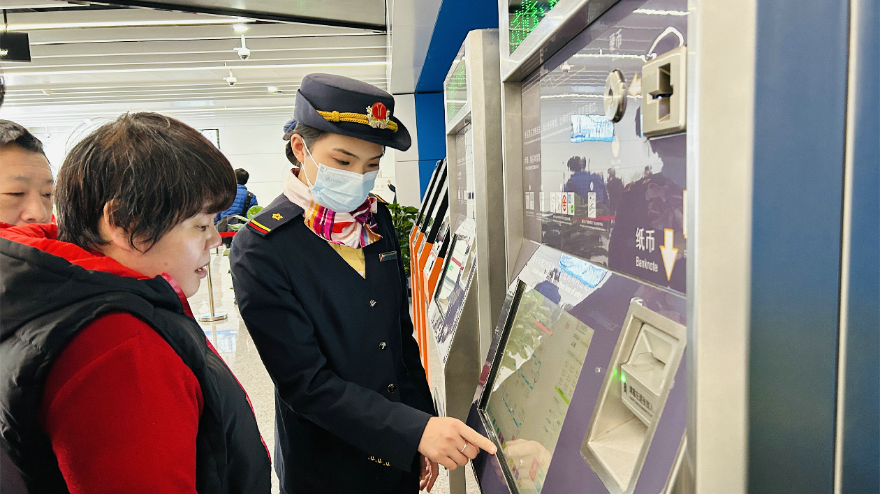 廣州白雲(yún)站客車增至104列 廣州地鐵10日起八號(hào)線加車提運(yùn)力疏運(yùn)白雲(yún)站客流