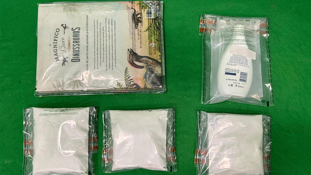 英國抵港男子行李藏毒 海關(guān)檢獲市值100萬元可卡因