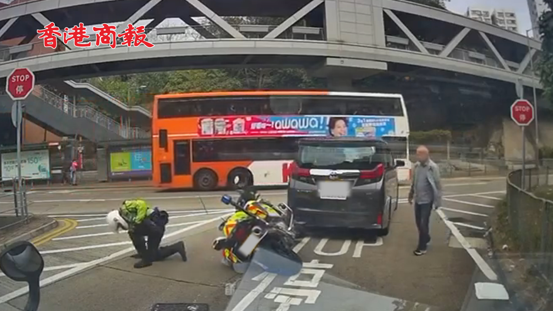 有片丨美孚交通警鐵馬撞七人車 男警一度彈起受傷倒地送醫(yī)