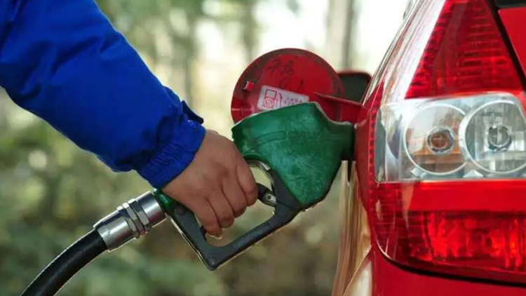 油價(jià)下調(diào)！一箱92號(hào)汽油加滿將少花2元