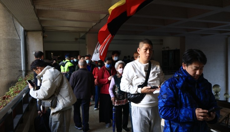 【鑪峰遠(yuǎn)眺】臺(tái)政經(jīng)泥足深陷 西方民主現(xiàn)危機(jī)