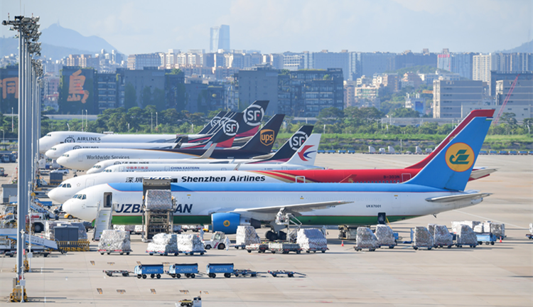 客貨運多項指標創(chuàng)新高  2023年逾30萬港人在深圳機場消費