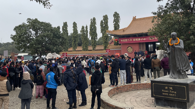 尼泊爾中華寺施粥大會(huì)舉行 濃濃臘八節(jié) 暖暖佛子意