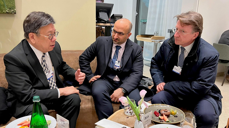 丘應(yīng)樺達(dá)沃斯晤巴林工商部長 倡巴林企業(yè)善用香港優(yōu)勢進軍內(nèi)地