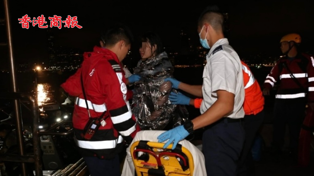 有片丨金紫荊廣場(chǎng)情困內(nèi)地女墮海 救人遊港深大學(xué)生現(xiàn)身：相信誰(shuí)都會(huì)去做