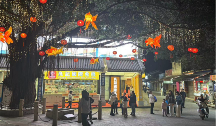 中英街延長通關(guān)首日：打卡夜幕下的百年老街