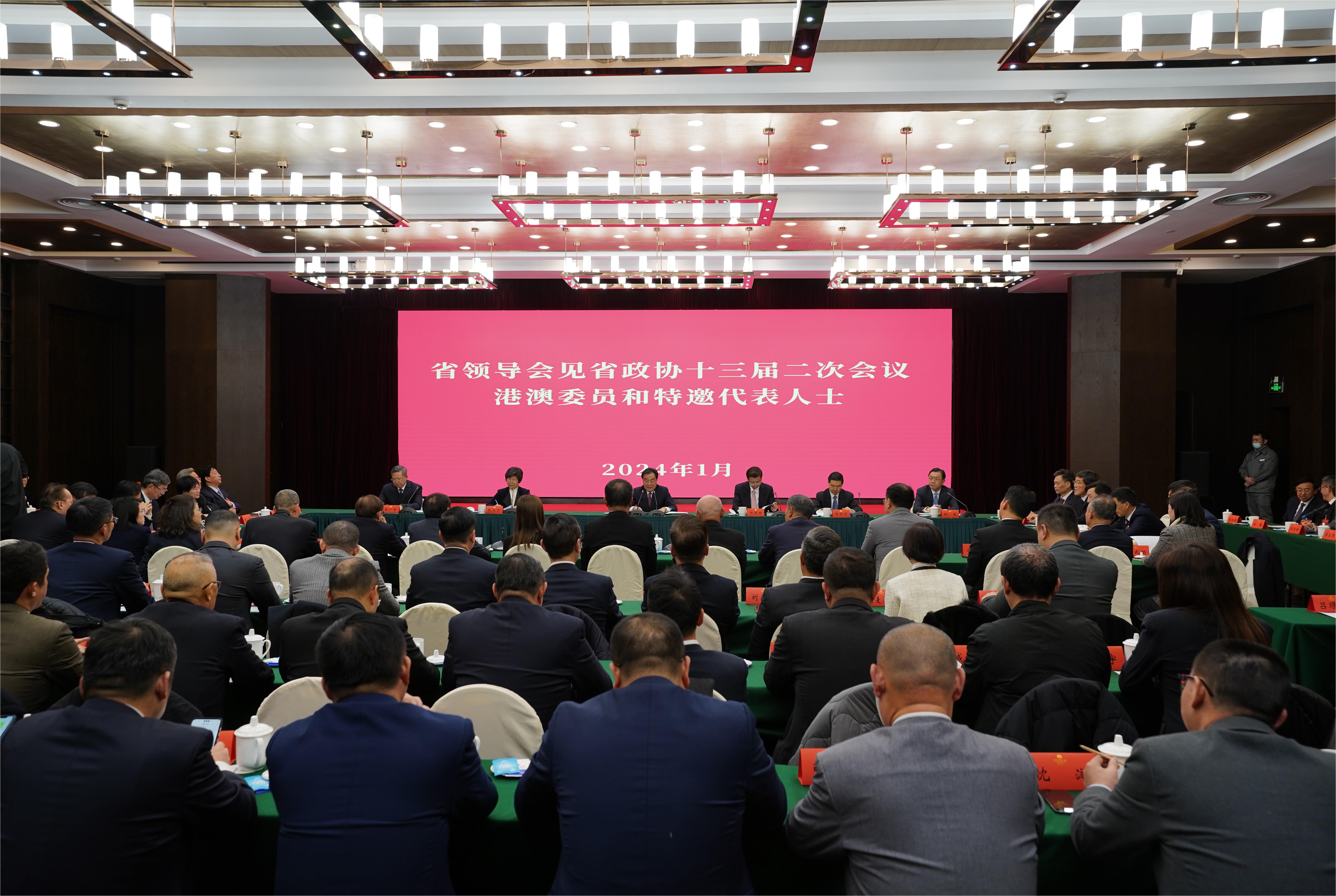 信長星許昆林看望江蘇省政協(xié)十三屆二次會(huì)議港澳委員和特邀代表