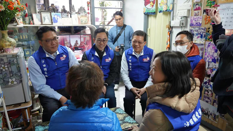 林雪麗梁宏正出席沙田關(guān)愛(ài)隊(duì)誓師大會(huì) 到屋邨探訪獨(dú)居長(zhǎng)者並送上福袋