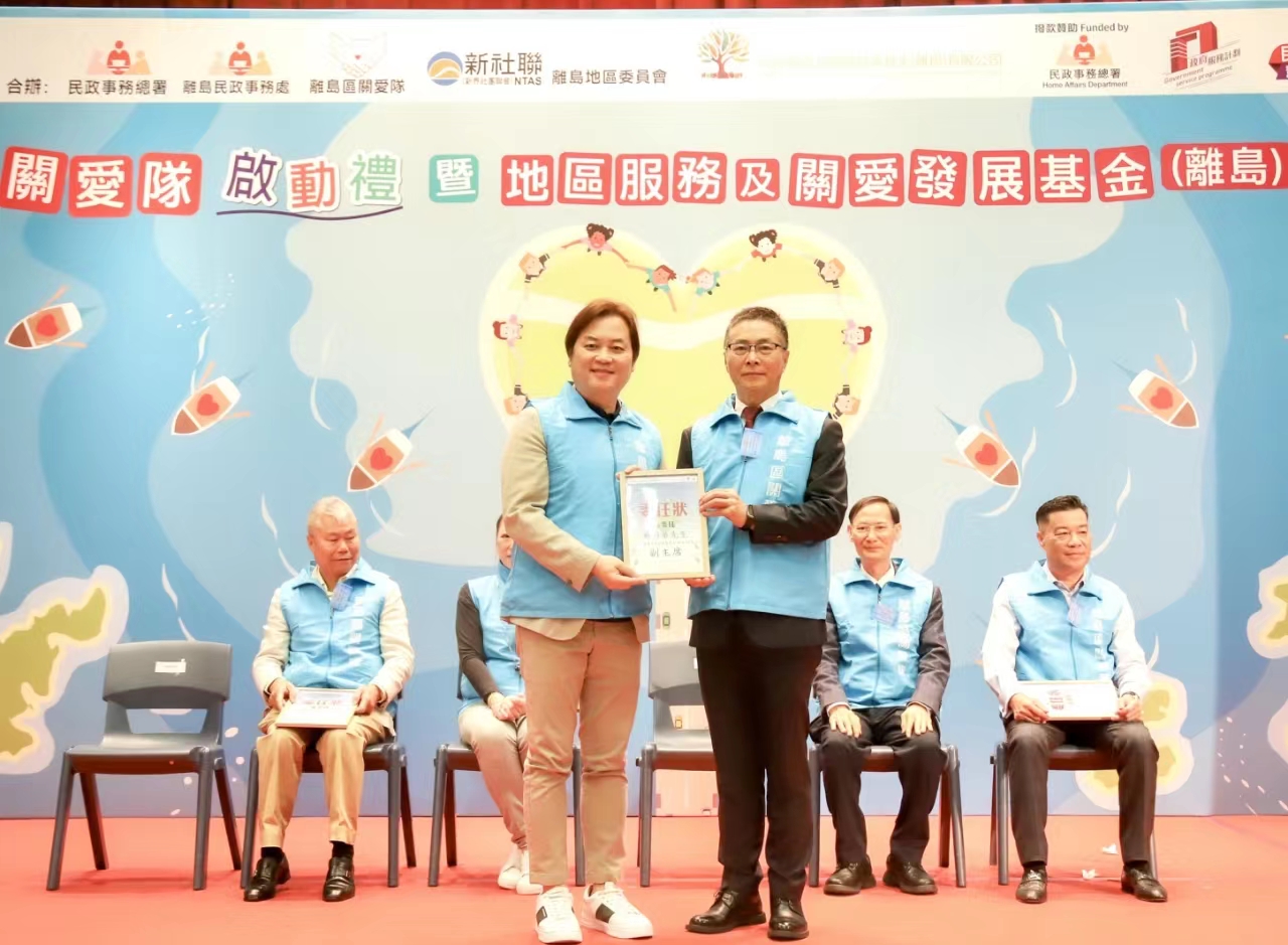 吳彩華：關(guān)愛社區(qū) 贈(zèng)福袋迎新春