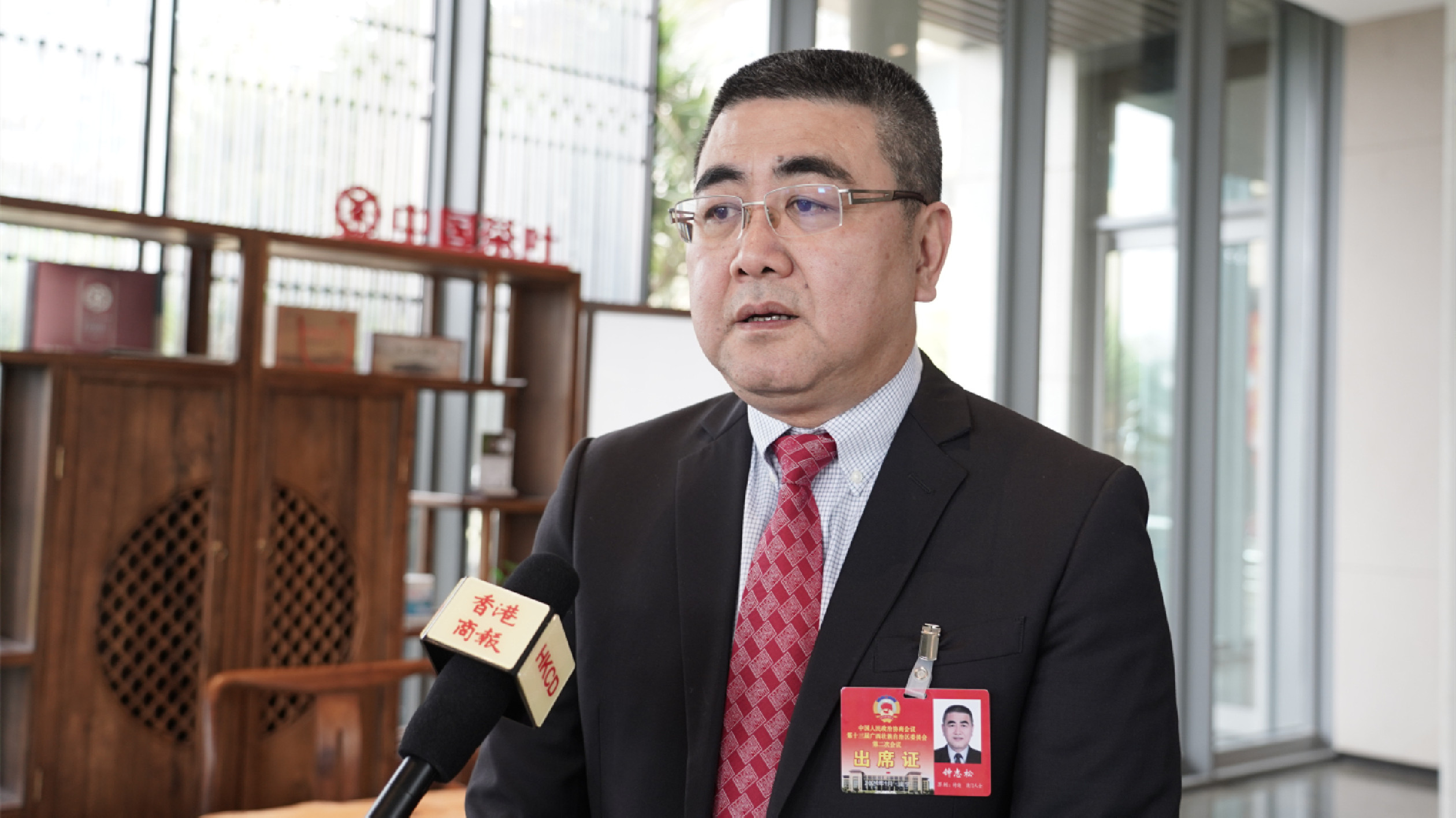 【廣西兩會(huì)】澳委鍾志松：廣西對(duì)接?xùn)|盟發(fā)展應(yīng)暢通人流、物流、資金流、信息流