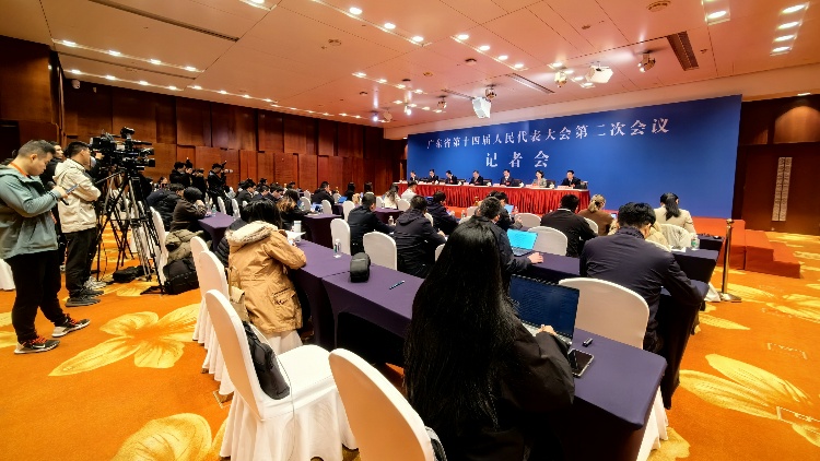 有片∣【廣東兩會】清遠(yuǎn)市市長溫文星：冀加快百億企業(yè)、千億產(chǎn)業(yè)集群的發(fā)展步伐