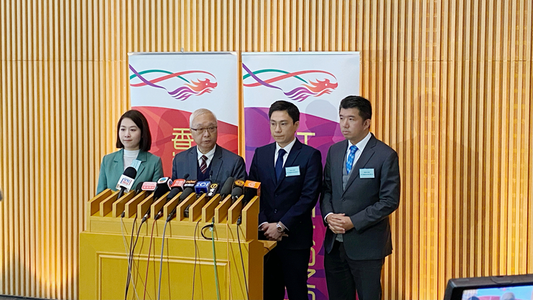 謝展寰向區(qū)議員解說垃圾徵費執(zhí)行安排