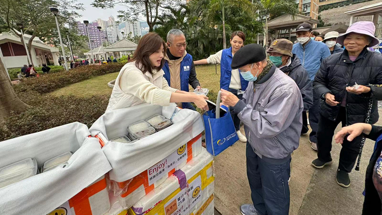 葵涌邨南關(guān)愛隊(duì)送暖 向弱勢(shì)社群派300飯盒