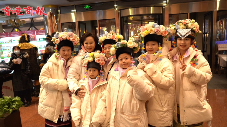 有片丨雲(yún)南布朗公主到達(dá)「爾濱」大舅家 現(xiàn)場(chǎng)分享景邁山古樹茶