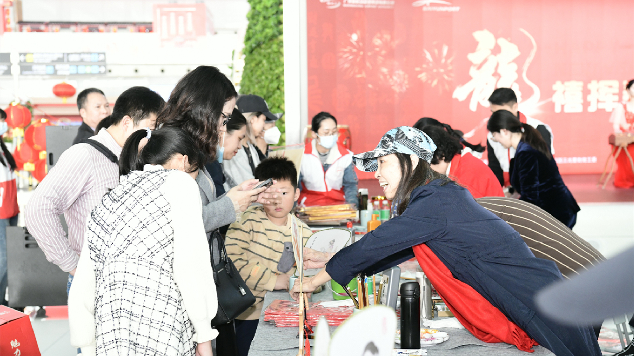 有片∣風(fēng)雨送春歸溫暖回家路 穗白雲(yún)機(jī)場(chǎng)舉辦新春迎?；顒?dòng)