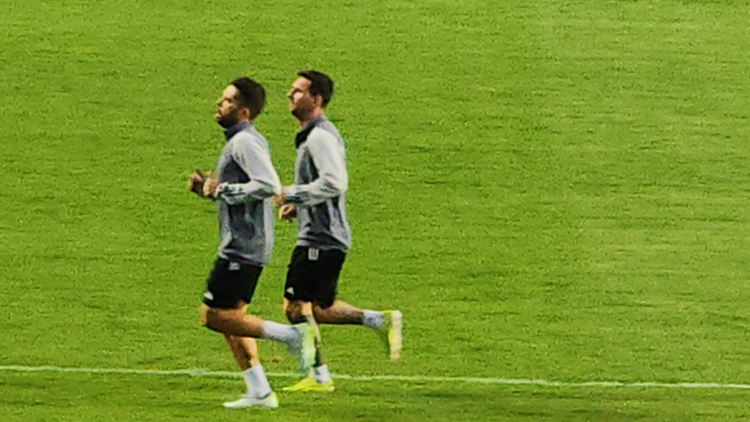 有片｜美斯與隊(duì)友今午於香港大球場(chǎng)進(jìn)行公開操練