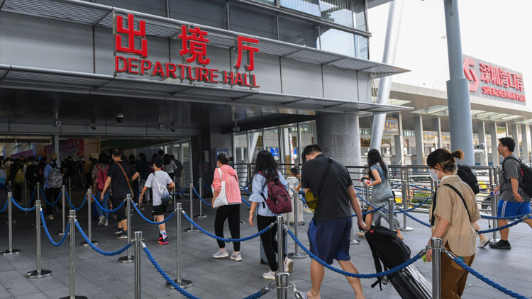 春節(jié)假期全國口岸日均通關(guān)人數(shù)將達(dá)180萬人次 較去年春節(jié)增長約3.3倍