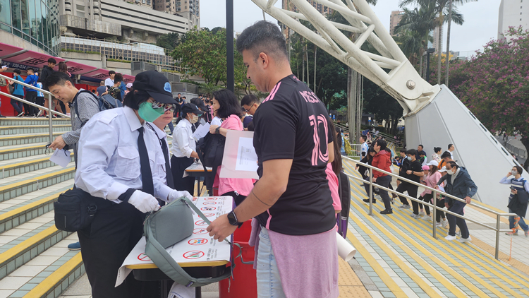 有片 | 球王梅西和球隊進場  現(xiàn)場人山人?！? title=