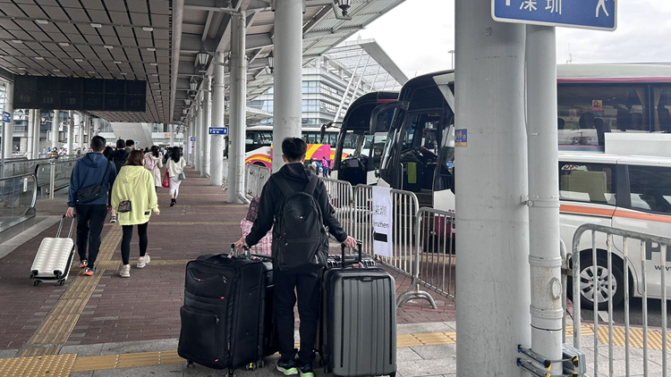 李家超：當(dāng)局會(huì)增加人手及適當(dāng)調(diào)配交通 應(yīng)對(duì)農(nóng)曆新年過關(guān)人流